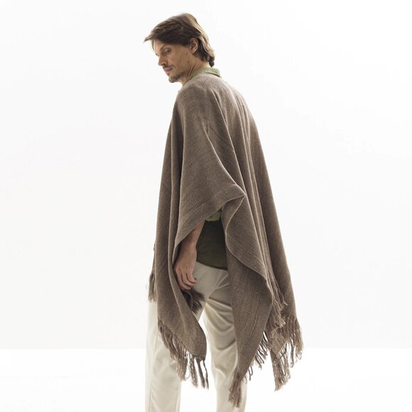 RUANA ANDINA (PECAN) (BABY LLAMA AND MERINO WOOL)
